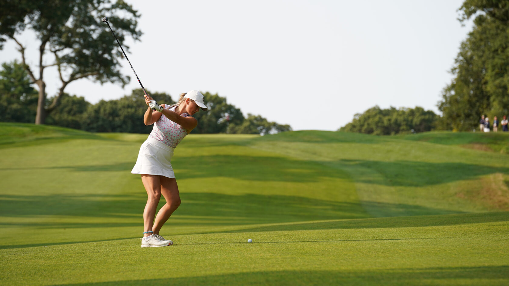 woman golfing